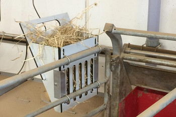 Straw rack in fiber for farrowing pens