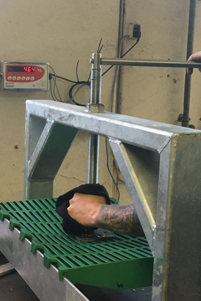 Pressure test weaner slat Pressure test weaner slat